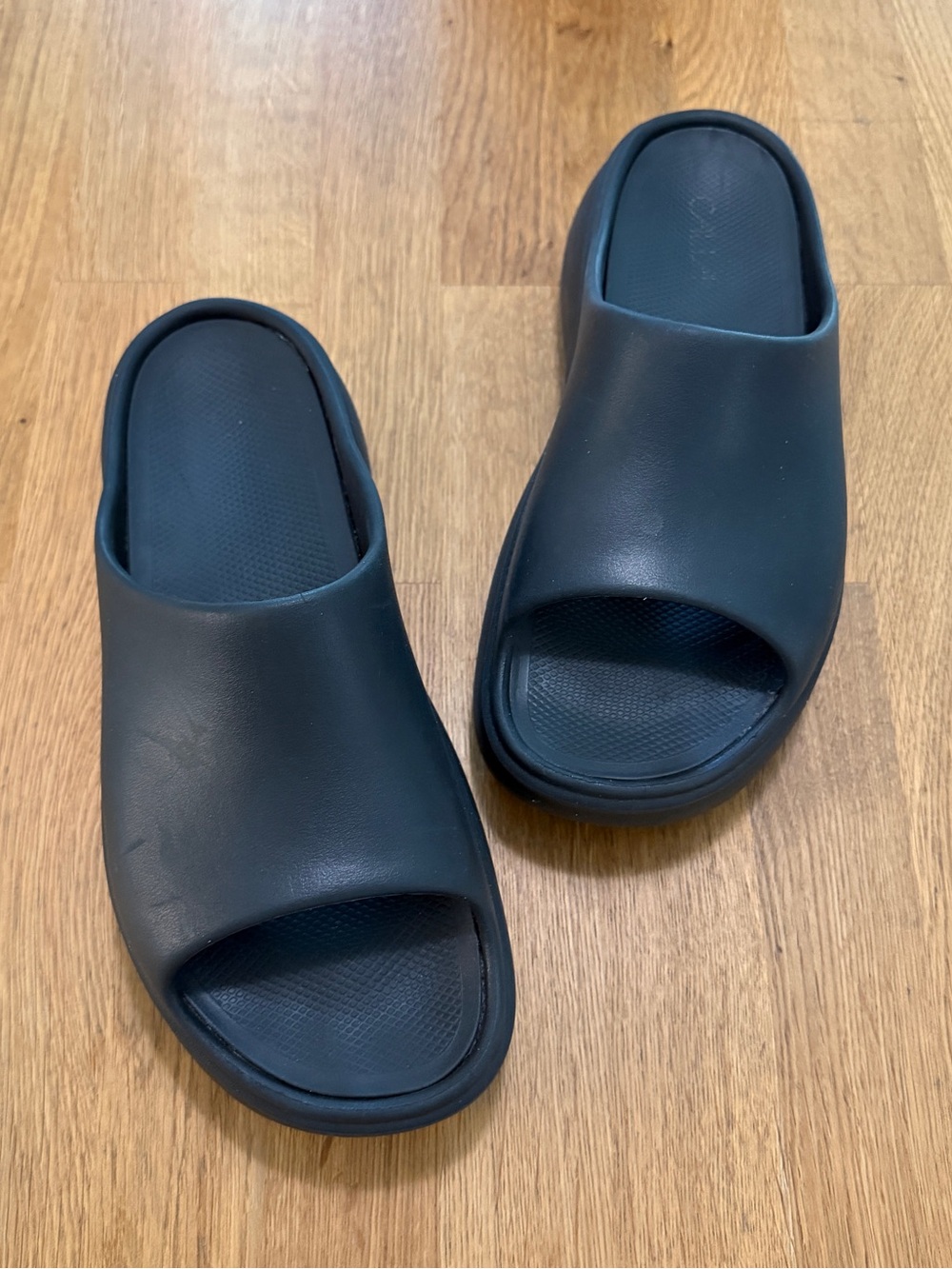 Calia by Carrie Underwood 10 Black Platform Molded Slide Sandals
